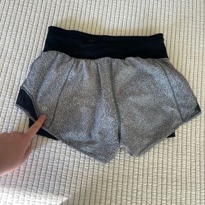 Lululemon Hotty Hot shorts 2.5 with built in spandex size 6